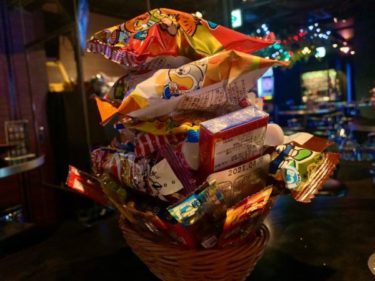 お菓子積み放題！？ダーツ以外でも楽しませてくるダーツバー『Bee池袋WEST店』