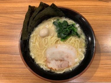 『壱角家』で家系ラーメンの塩と醤油を食べ比べ